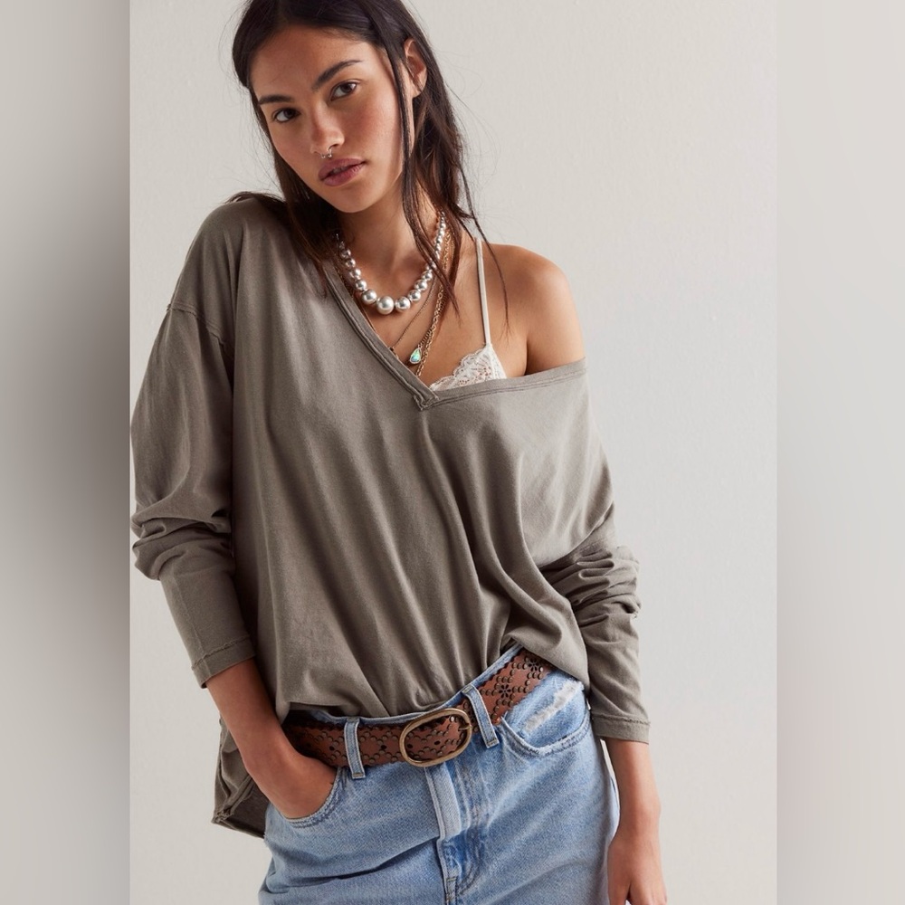 FREE PEOPLE LONG SLEEVE T- NEVER WORN